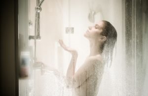 Hautpflege durch Duschen und Cremen - 8 Tipps