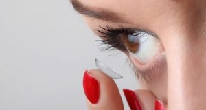 Kontaktlinsen einsetzen und herausnehmen - Anleitung für Anfänger
