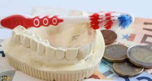 Was zahlt die Krankenkasse bei Zahnersatz? - Antwort und Möglichkeiten zum Sparen vorgestellt