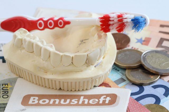 Was zahlt die Krankenkasse bei Zahnersatz? - Antwort und Möglichkeiten zum Sparen vorgestellt