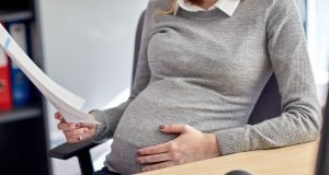 Rückenschmerzen: Wie Schwangere sich die Arbeit im Büro erleichtern