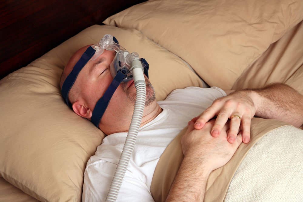 nicht-invasive Beatmung beim schlafenden Mann